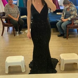 la femme gown size 8. fits like a size 2/4